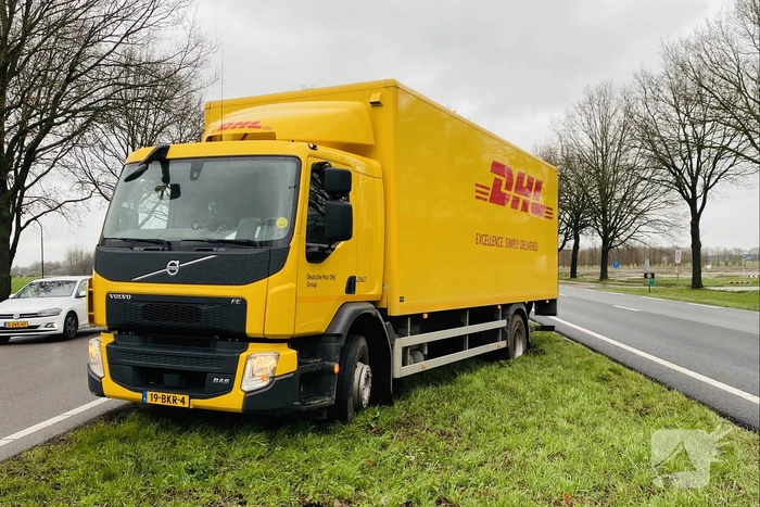 DHL-vrachtwagen komt vast te zitten middenberm