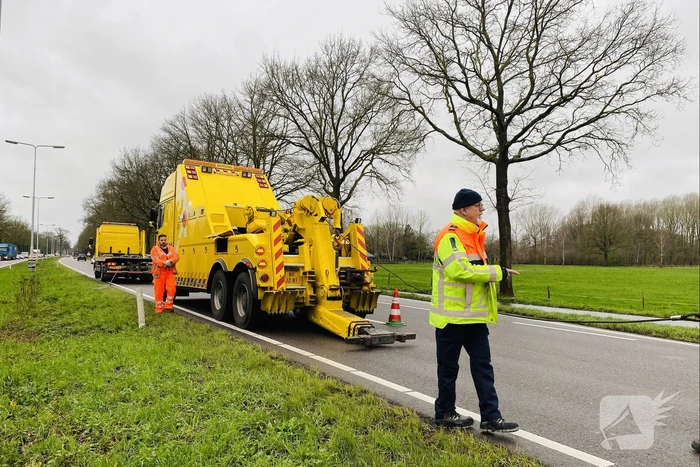 DHL-vrachtwagen komt vast te zitten middenberm