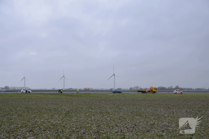 Auto raakt van snelweg A31 en belandt in de sloot