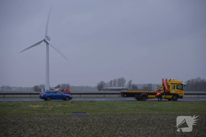 Auto raakt van snelweg A31 en belandt in de sloot