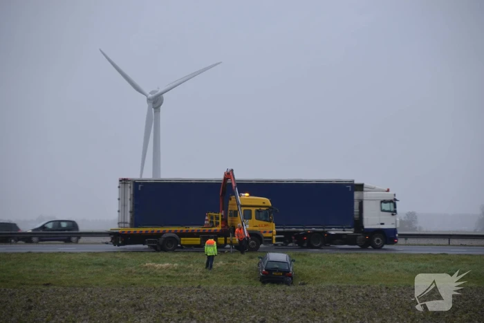 Auto raakt van snelweg A31 en belandt in de sloot