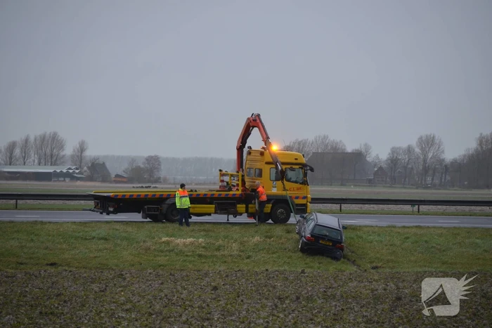 Auto raakt van snelweg A31 en belandt in de sloot