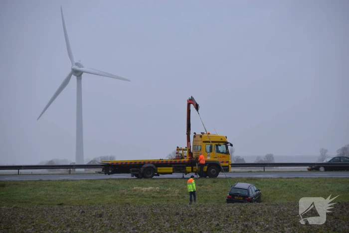 Auto raakt van snelweg A31 en belandt in de sloot