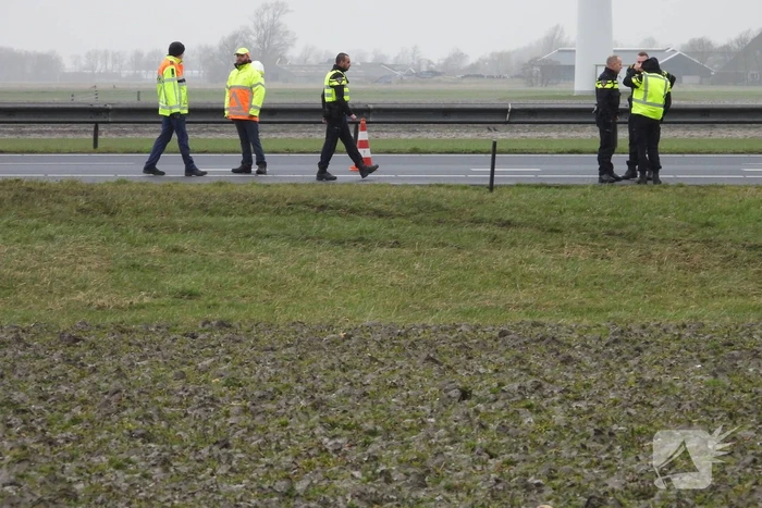 Auto raakt van snelweg A31 en belandt in de sloot