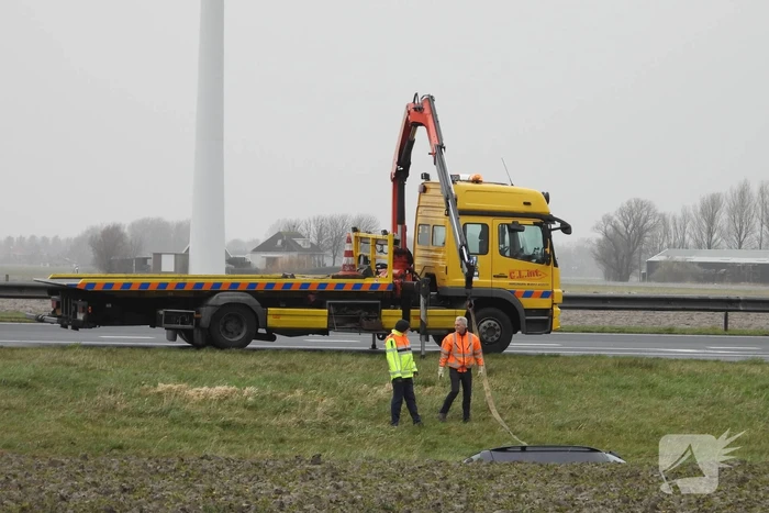 Auto raakt van snelweg A31 en belandt in de sloot