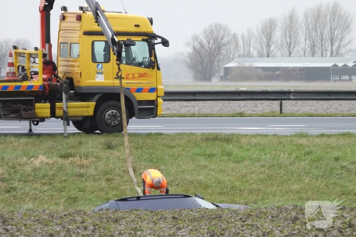 Auto raakt van snelweg A31 en belandt in de sloot