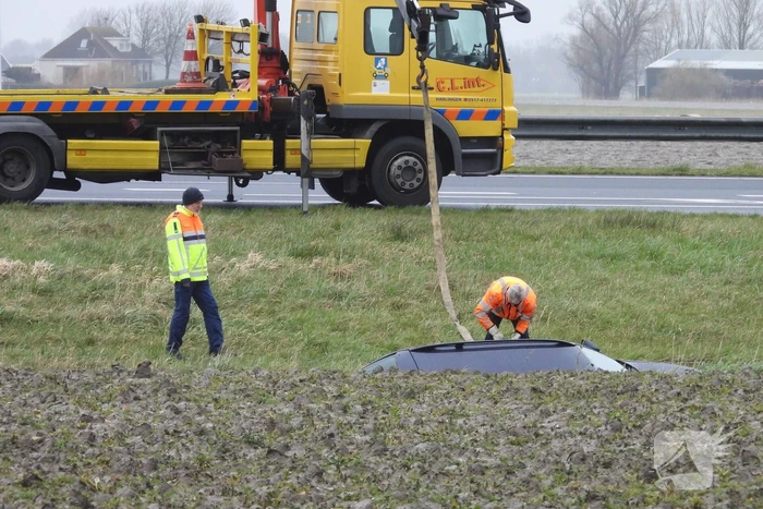 Auto raakt van snelweg A31 en belandt in de sloot