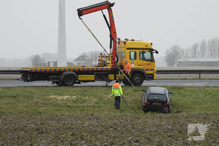 Auto raakt van snelweg A31 en belandt in de sloot