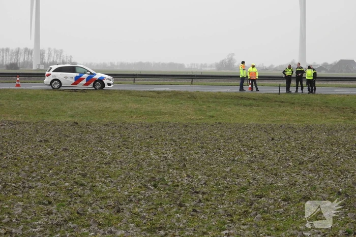 Auto raakt van snelweg A31 en belandt in de sloot