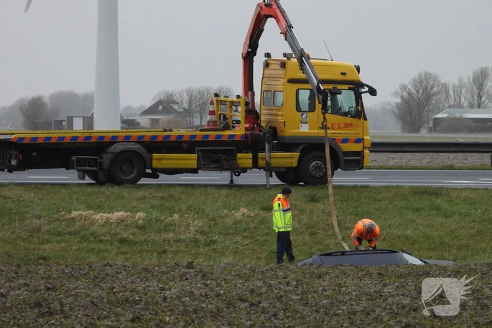 Auto raakt van snelweg A31 en belandt in de sloot