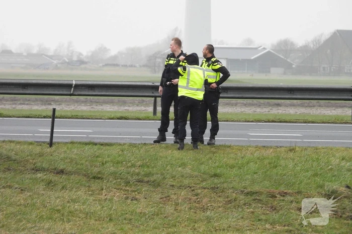 Auto raakt van snelweg A31 en belandt in de sloot