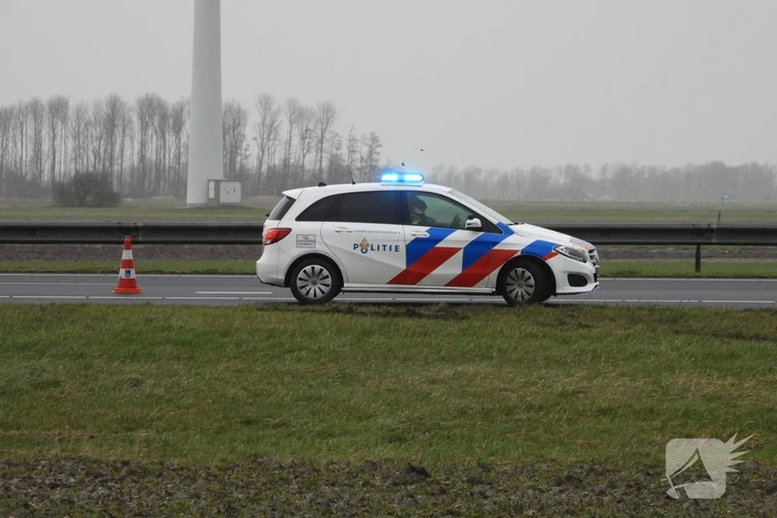 Auto raakt van snelweg A31 en belandt in de sloot