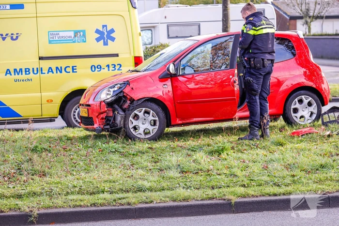 Auto raakt van de weg en botst op boom