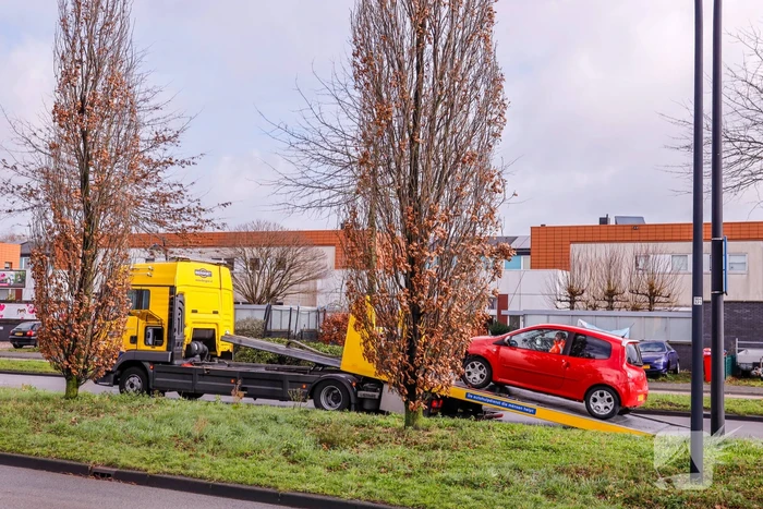 Auto raakt van de weg en botst op boom