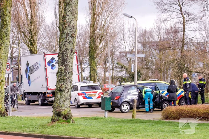Vrachtwagen en personenwagen botsen met elkaar