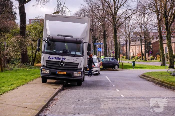 Vrachtwagen en personenwagen botsen met elkaar