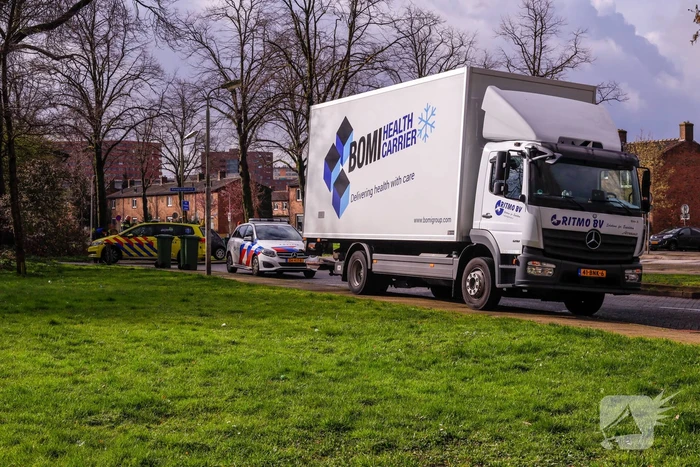 Vrachtwagen en personenwagen botsen met elkaar