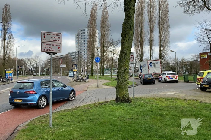 Vrachtwagen en personenwagen botsen met elkaar