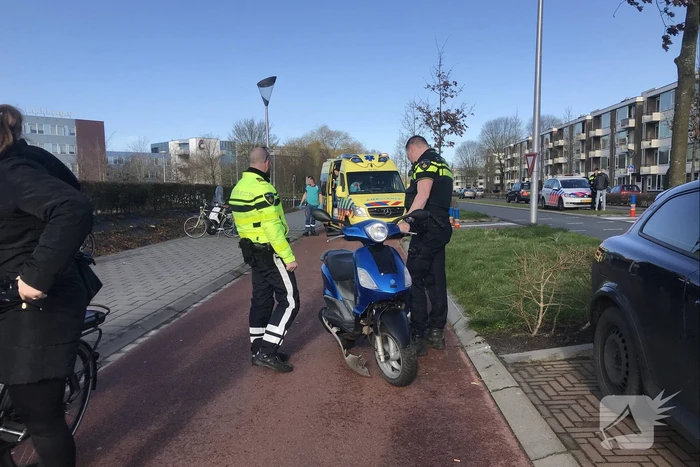 Twee scooterrijders botsen op elkaar
