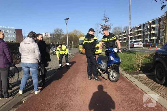 Twee scooterrijders botsen op elkaar