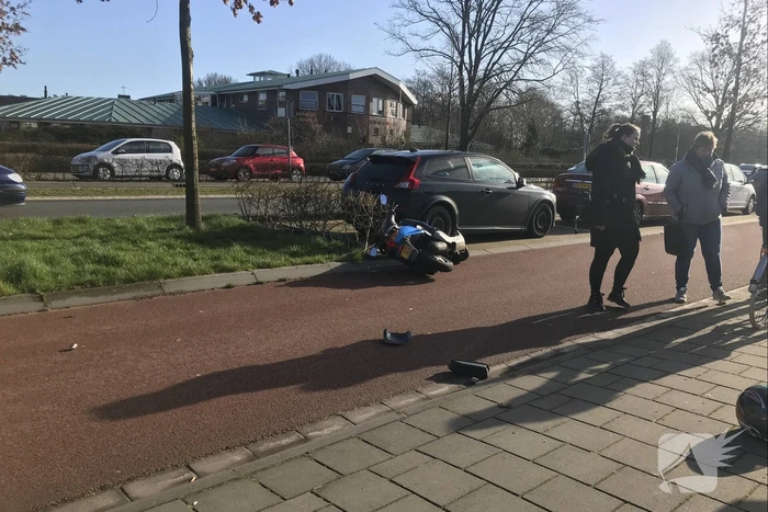 Twee scooterrijders botsen op elkaar