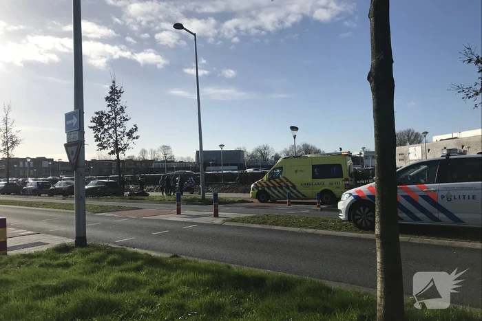 Twee scooterrijders botsen op elkaar