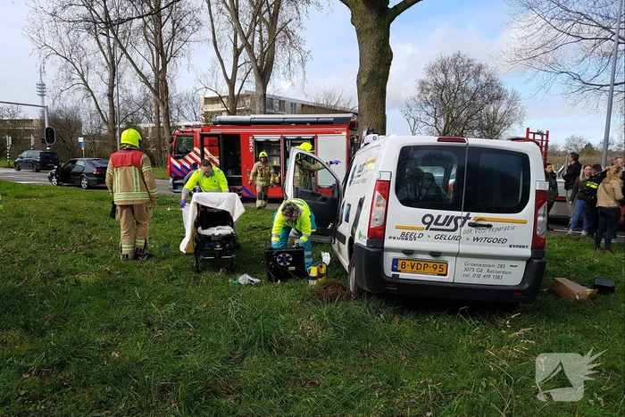 Bestelbus raakt van de weg en belandt tegen een boom