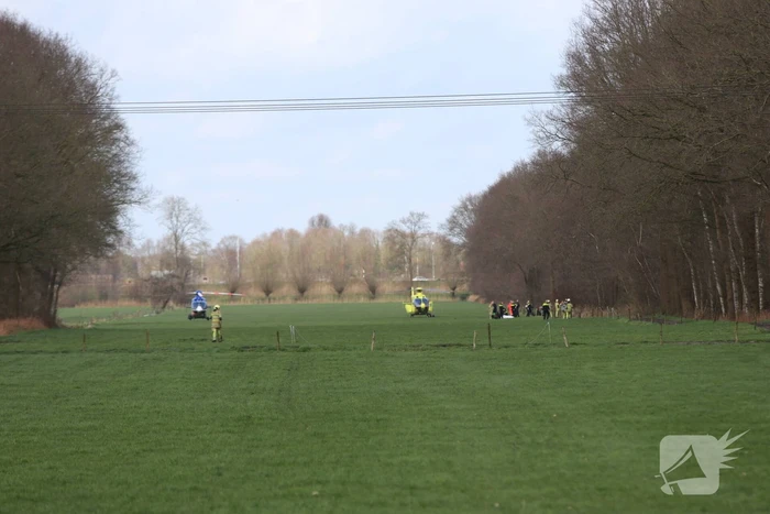 Grote inzet hulpdienst voor gewonde man in bosgebied