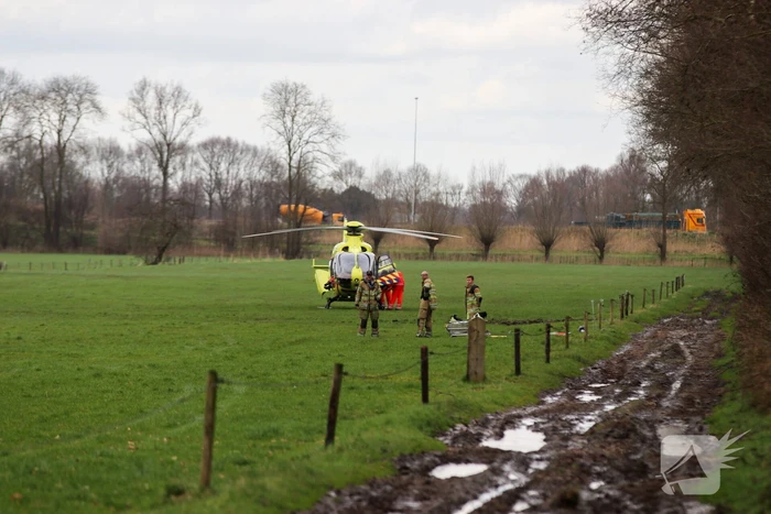 Grote inzet hulpdienst voor gewonde man in bosgebied