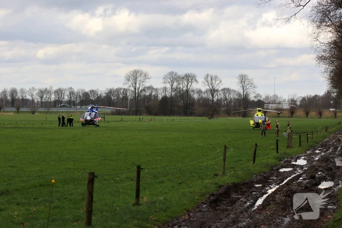 Grote inzet hulpdienst voor gewonde man in bosgebied