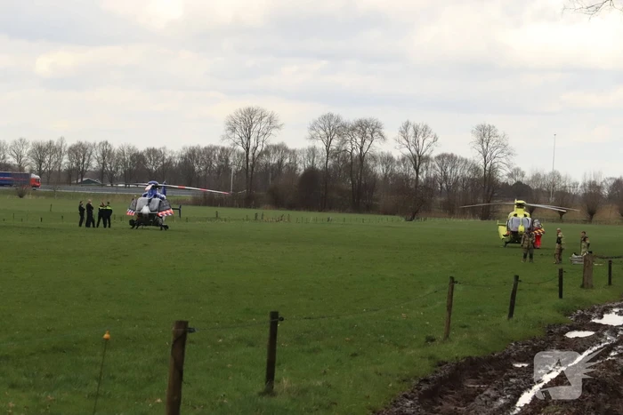 Grote inzet hulpdienst voor gewonde man in bosgebied