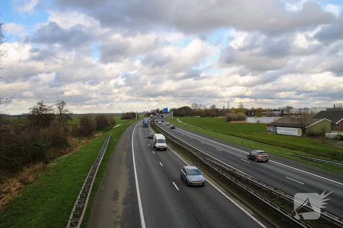 Lange files door stilgevallen tankwagen