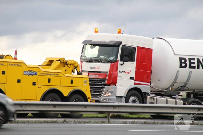 Lange files door stilgevallen tankwagen