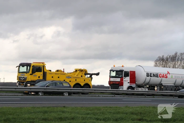 Lange files door stilgevallen tankwagen