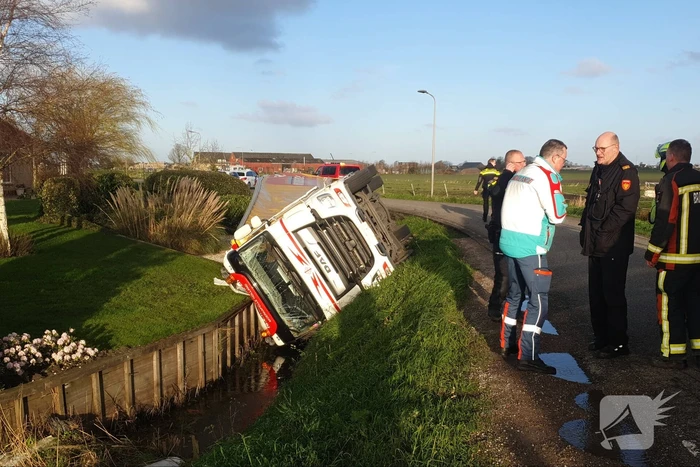 Vrachtwagen belandt op zijn kant in de sloot