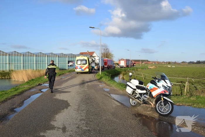 Vrachtwagen belandt op zijn kant in de sloot