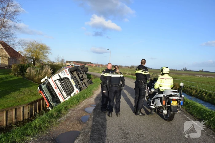 Vrachtwagen belandt op zijn kant in de sloot