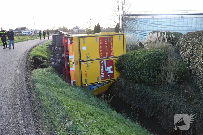 Vrachtwagen belandt op zijn kant in de sloot