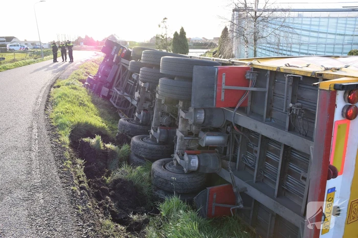 Vrachtwagen belandt op zijn kant in de sloot