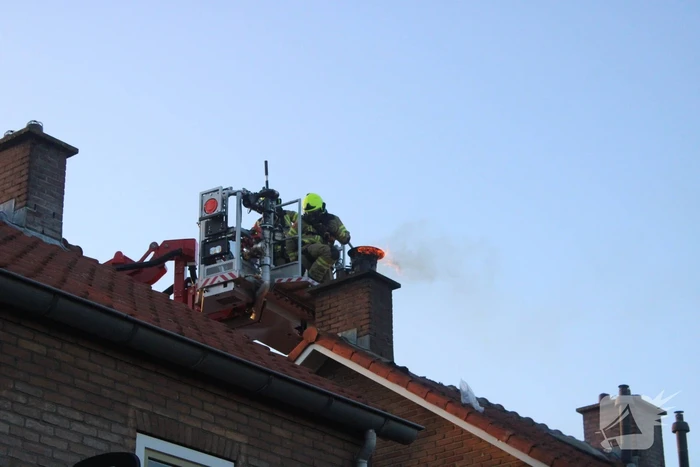 Veel rook bij schoorsteenbrand