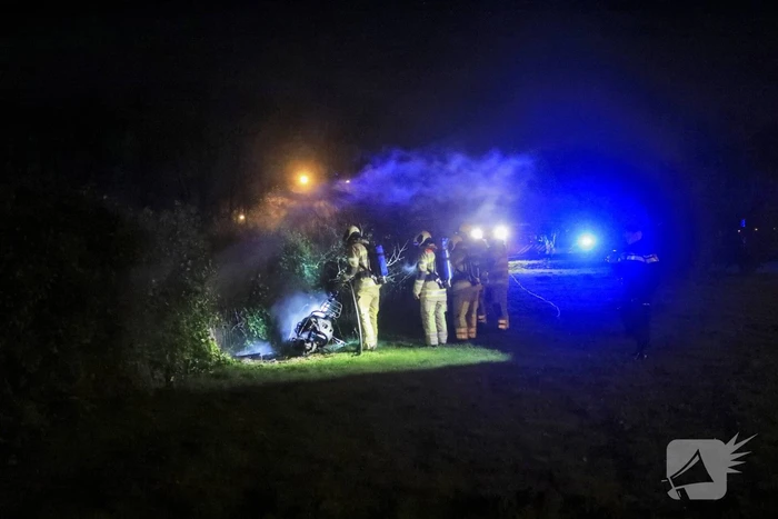 Gedumpte scooter in brand gestoken