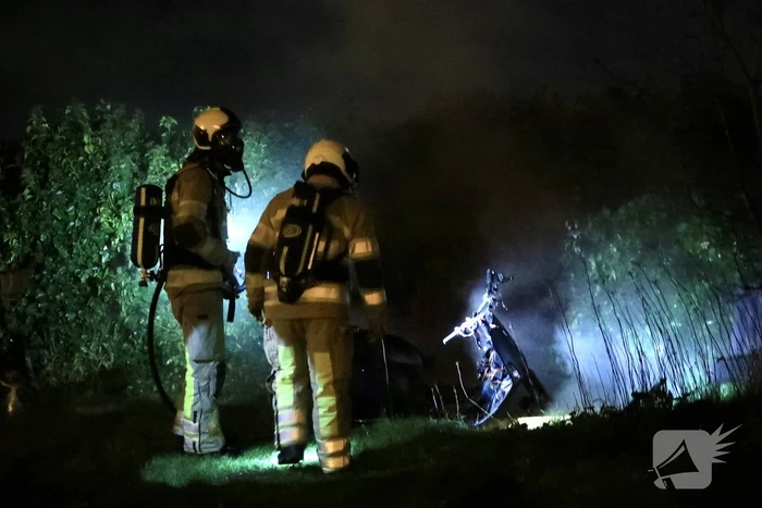 Gedumpte scooter in brand gestoken