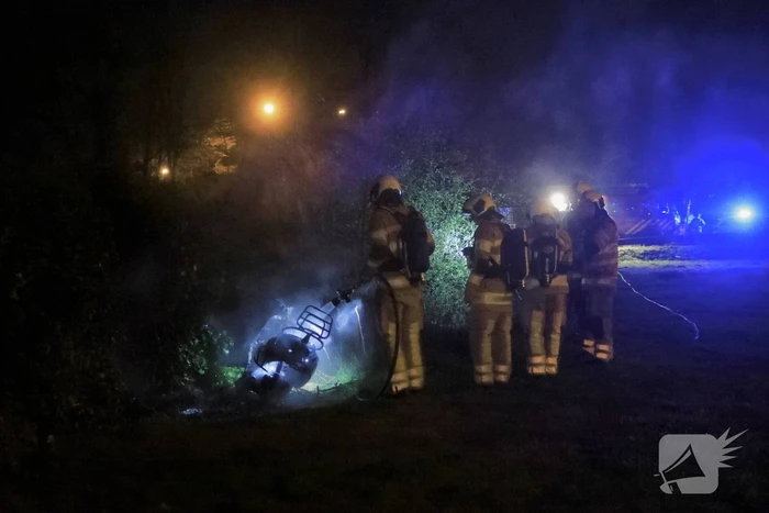 Gedumpte scooter in brand gestoken