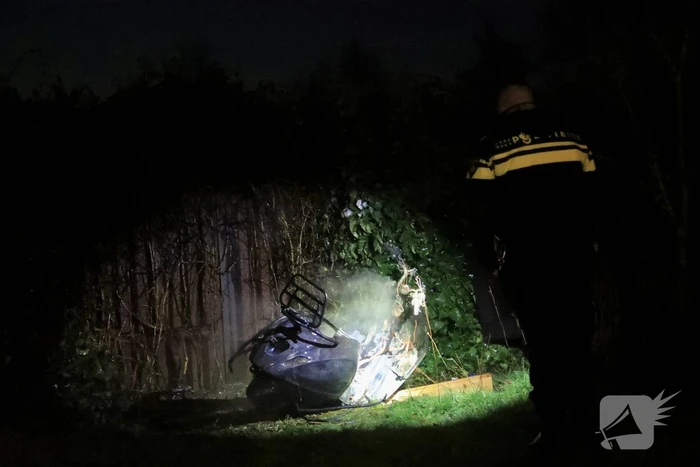Gedumpte scooter in brand gestoken