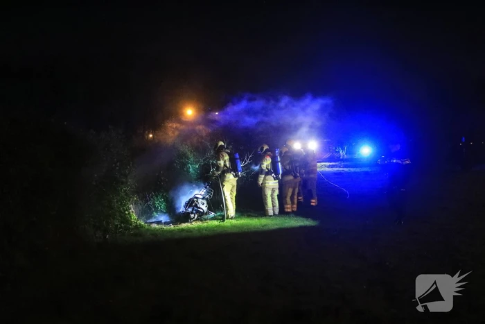 Gedumpte scooter in brand gestoken