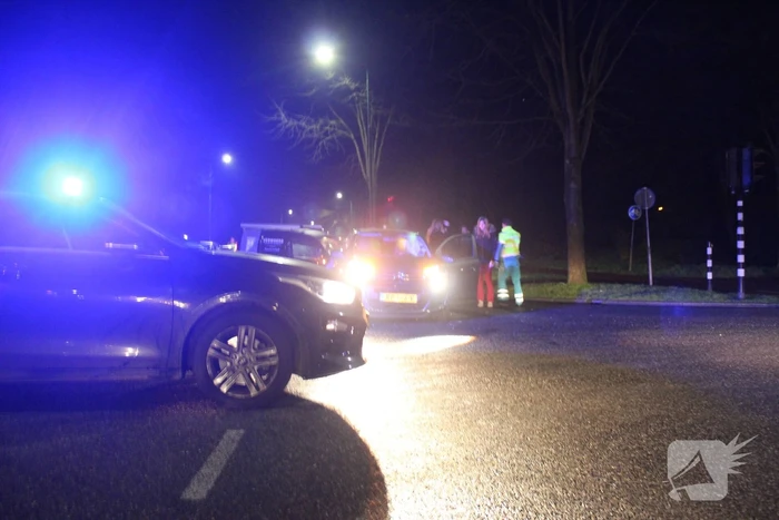 Bestelbusje en auto botsen op kruising