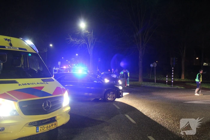 Bestelbusje en auto botsen op kruising