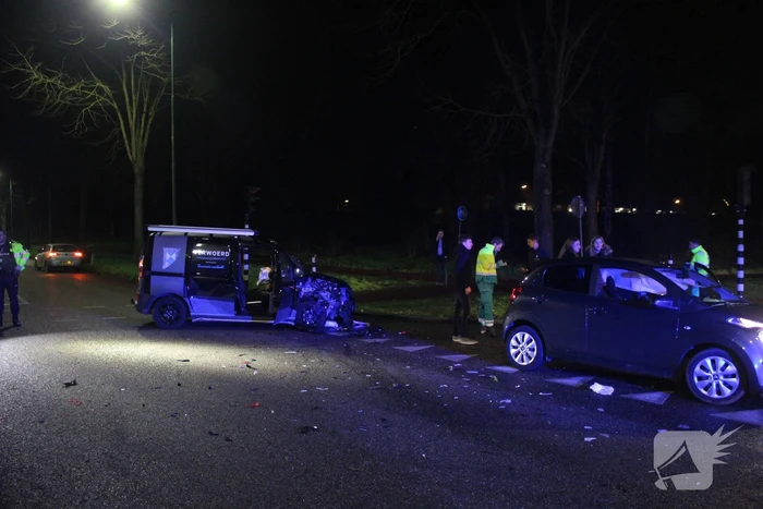 Bestelbusje en auto botsen op kruising