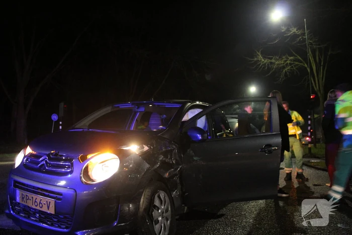 Bestelbusje en auto botsen op kruising