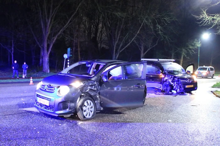 Bestelbusje en auto botsen op kruising